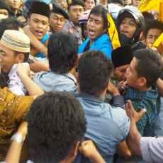 Demo Tolak Kenaikan BBM di Surabaya Dibubarkan Polisi