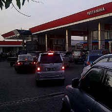 Antrean SPBU Wiyung & Gunungsari Mengular Jelang Harga BBM Diumumkan