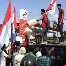 Tolak Harga BBM Naik, Mahasiswa Sandera Mobil Plat Merah