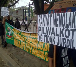 Tuntut Tunda Pilwalkot, LSM GGMH Lempari Kantor KPU Pakai Telur