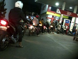 SPBU di Bandung Ramai Antrean Kendaraan