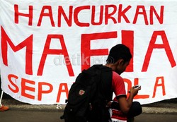 Para suporter membawa poster dan spanduk yang bertuliskan Hancurkan Mafia Sepakbola dan Delta Mania Gugat PSSI.