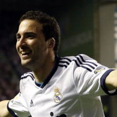 Juve Masih Yakin Dapatkan Higuain