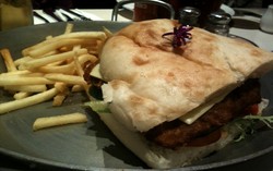 Flapjaks: Menikmati Beef Schnitzel Sandwich Ditemani Semilir Angin Pantai Kuta