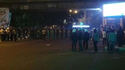 Ratusan Polisi Anti Huru-hara Masih Bersiaga di Perempatan Jl Diponegoro