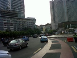 Ruas HI-Thamrin Masih Padat, Penutupan Jalan Diundur Pukul 18.00 WIB