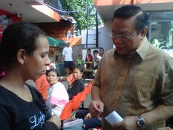 Menkokesra Agung Laksono Tinjau Pembagian Balsem di Kantor Pos Jatinegara