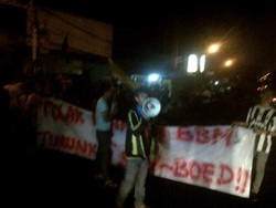 Lewat Tengah Malam, Mahasiswa Baru Mulai Demonstrasi di Jl Panjaitan