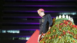 Jokowi Potong Tumpeng Raksasa di Balai Kota, Warga Bersorak