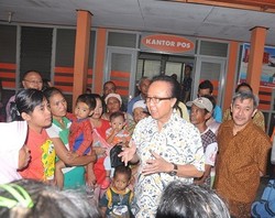 Tinjau Penyaluran Balsem, Menteri Kelautan: Jangan Dipakai Beli HP dan Rokok