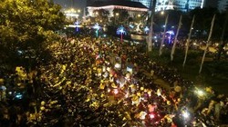 Malam Muda Mudi, Jalan Medan Merdeka Barat Jadi Lautan Parkir Motor