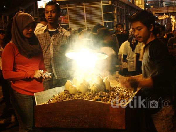 Mengais Rezeki di Jakarta Nite Festival