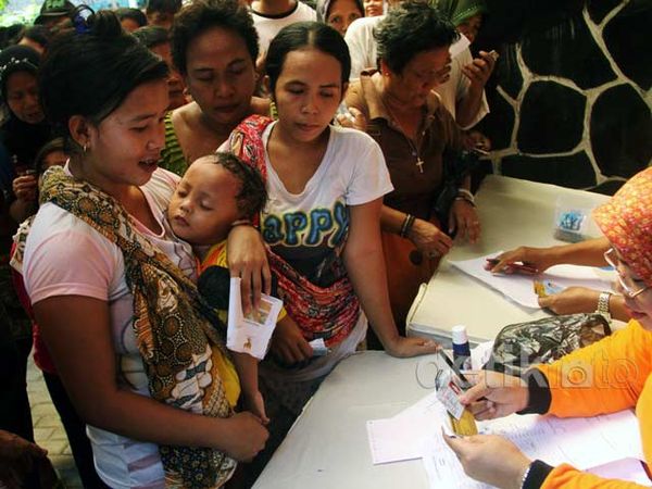 Warga Angke Antre Balsem