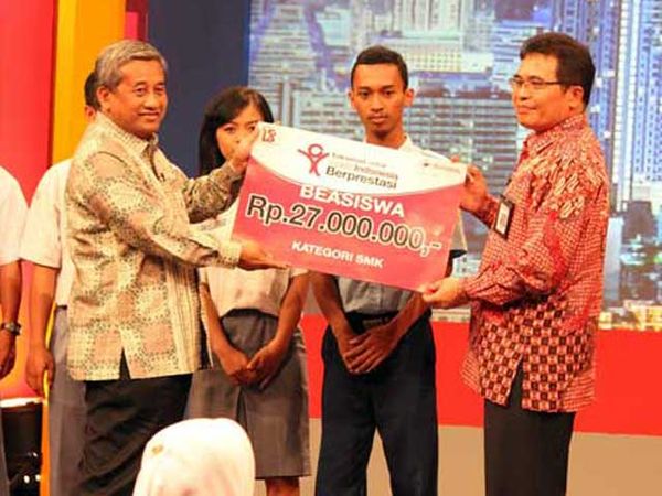 Telkomsel Berbagi Beasiswa senilai  Rp 2,7 Milyar