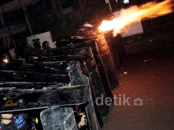 Polisi Muntahkan Gas Air Mata ke Demonstran
