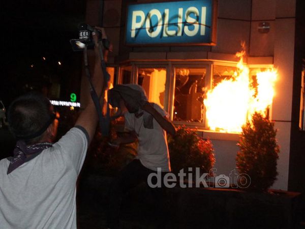 Demonstran Bakar Pospol Megaria Menteng