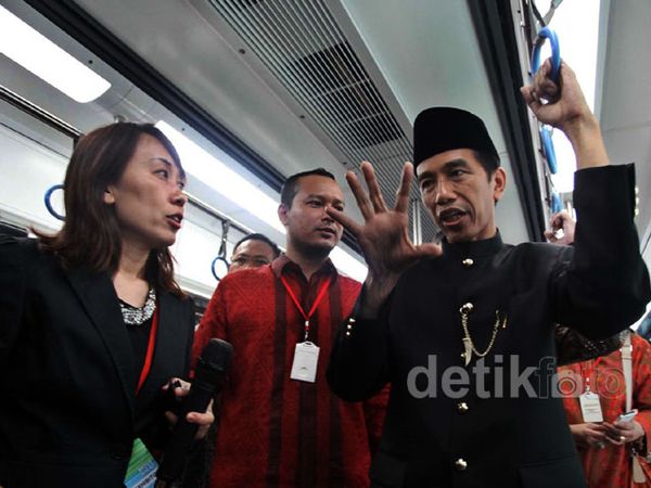 Jokowi Jajal Monorel di Monas