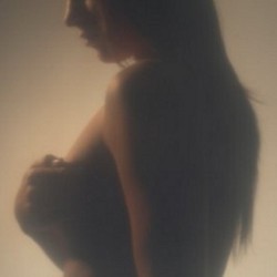 Artis-artis Wanita Indonesia yang Pernah Berpose Topless