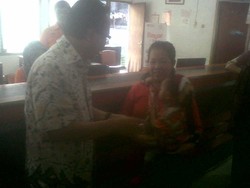 Sharif Sutardjo Pantau Pembagian Balsem di Cengkareng Timur