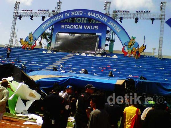 Panggung Porprov di Stadion Wilis Madiun Ambruk