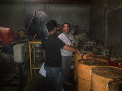 Polda Riau Gerebek Gudang dan Sita 8 Drum Solar Bersubsidi