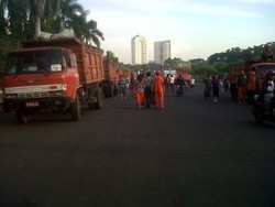 Petugas Masih Bersihkan Sampah yang Berserakan di Kawasan Monas