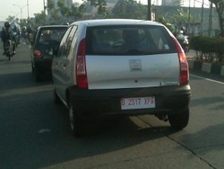 Mobil Mungil Tata Indica Berkeliaran di Depok