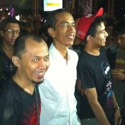 Nonton Java RockinLand, Jokowi Dikerubungi Penonton
