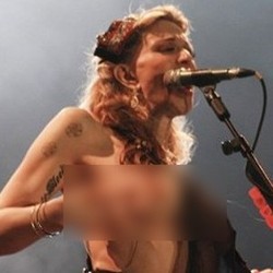 Payudara Ngintip Hingga Topless Saat Berada di Atas Panggung