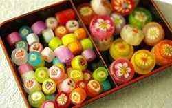 Nyam-Nyam, Asyiknya Mengunyah Permen Jelly Sushi dan Dot Bayi!