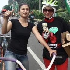 Relawan Jempol Bagi-bagi Susu Kemasan ke Pengunjung Car Free Day