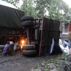 Gandengan Truk Bermuatan Beras Terguling, Jalan Raya Baluran Macet