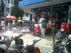 Pertokoan di Dewi Sartika Tetap Menggeliat, Sebagian Perang Diskon