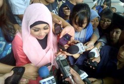  Sefti dan Keluarganya Hadiri Sidang Perdana Ahmad Fathanah