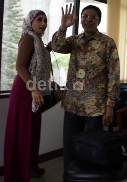 Ada Show, Sefti Tinggalkan Sidang Ahmad Fathanah