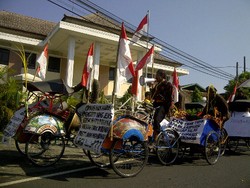 Berkalung Janur Kuning, Puluhan Tukang Becak Demo Dukung Kopassus