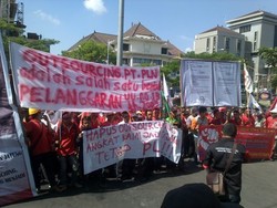Ratusan Pekerja Outsourcing PLN Demo DPRD Jateng