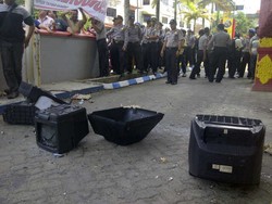 Listrik Sering Padam, Warga Tanjungpinang Lempar TV Bekas ke Kantor PLN