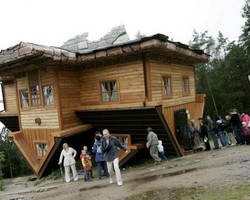 Rumah yang Aneh, Dari Tong Anggur Hingga di Posisi Terbalik (2)