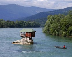 Rumah yang Aneh, Dari Tong Anggur Hingga di Posisi Terbalik (1)