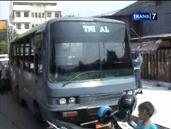 Terobos Palang Pintu, Bus TNI AL Tertabrak KA
