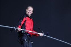 Nekat! Pria Ini Menyeberang Jurang Grand Canyon Pakai Tali