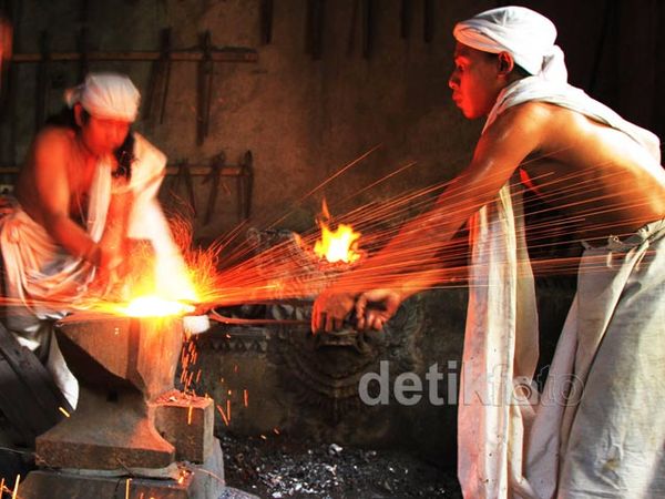 Beginilah Proses Pembuatan Keris