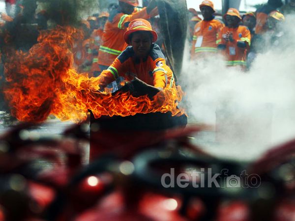 Serunya Lomba Memadamkan Api