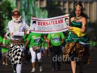 Kostum Unik Peserta Lomba Lari