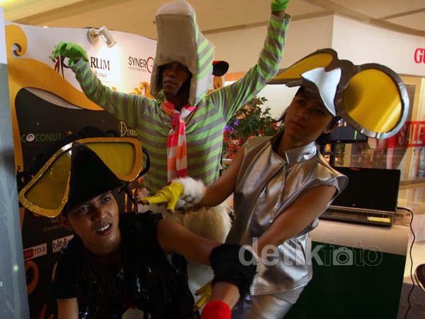 Pemain Timun Mas Hibur Pengunjung Mall