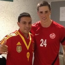 Senangnya Pemain Tahiti Bertukar Kostum dengan Torres
