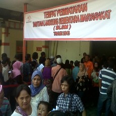 Warga Krembangan Serbu Kantor Pos di Hari Kedua Pembagian Balsem
