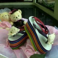 Mahasiswa iSTTS Sulap Sandal Jepit Jadi Sepatu