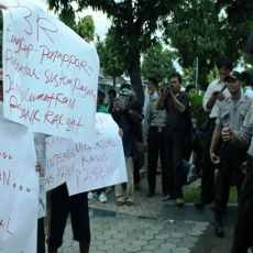 Kantor Kejari Situbondo Didesak Kasus Korupsi P2SEM Dituntaskan